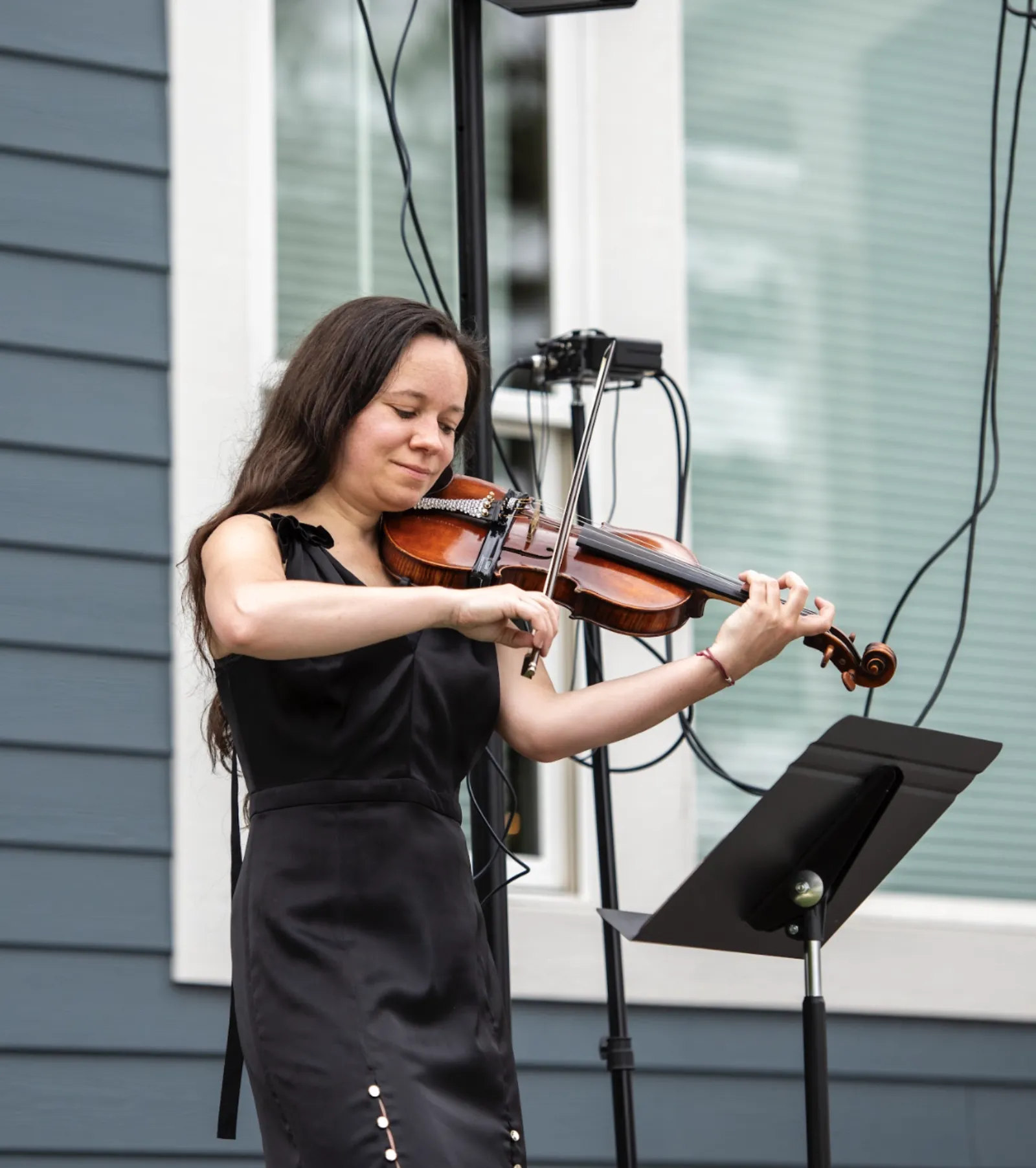 Ashley performing acoustic violin at an outdoor wedding ceremony